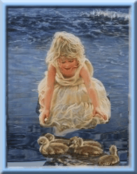 a kislány nyugodtan játszik a vízban