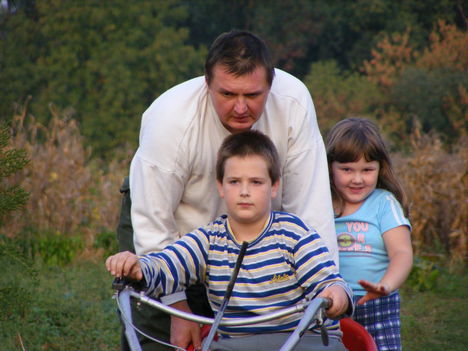 Apa,Borcsi,Beni a kisgépen