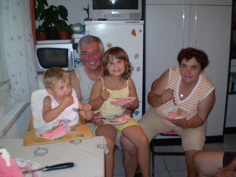 Gyerekek mamával és a papával