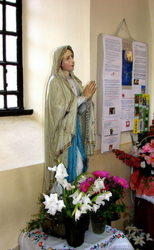 Mária szobor a bejáratnál