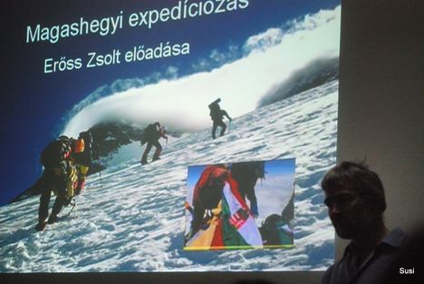 Erőss Zsolt a könyvtárban