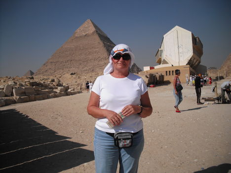 Egyiptom, 2009 a piramisoknál