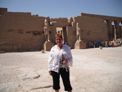 Karnak, bejáratnál 2009