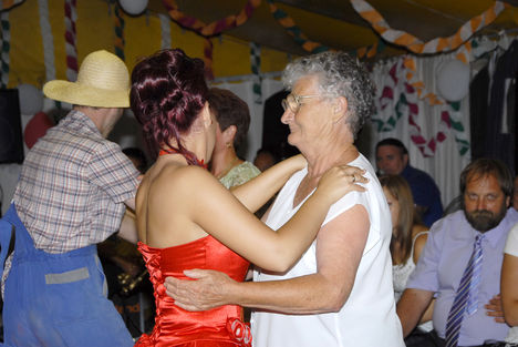 Mamó táncol az új asszonnyal