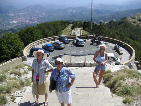 montenegró, felfelé a mauzóleumhoz, még a felénél sem járunk 461 lépcsőfok