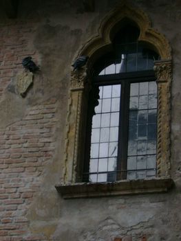 Ablak - Júlia erkélyénél - Verona