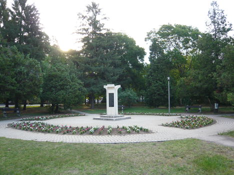 Világháborús emlékmű a parkban