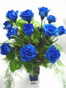 Kék rózsacsokor vázában