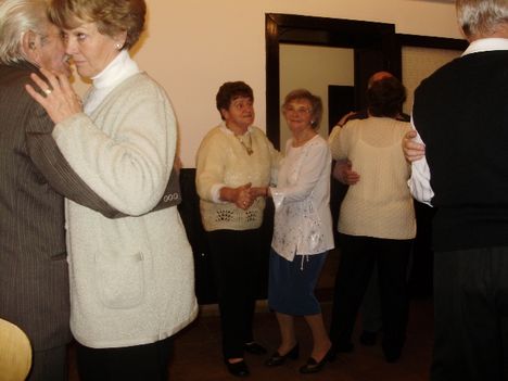 1.-1-es Nyugdíjasklubban Idősek napi rendezvény.  7