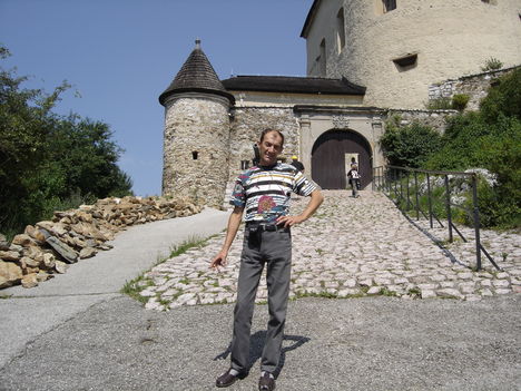a ház előtt a kiskapuban