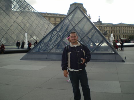 Louvre előtt