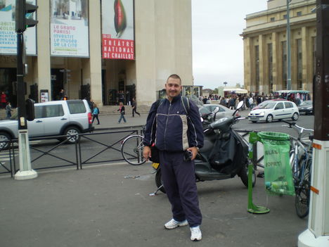 Trocadero tér előtt