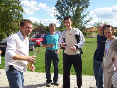 Finom pálinkával vártak.