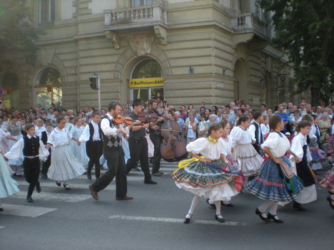 Szekszárd.Szüreti felvonúlás