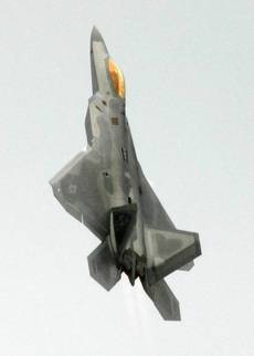 F-22_Raptor_in_a_vertical_climb_at_Arctic_Thunder