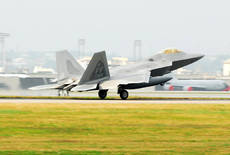 F-22_Raptor_rear_seen_at_landing