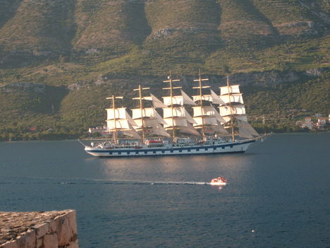 Hajó a Peljesac csatornán