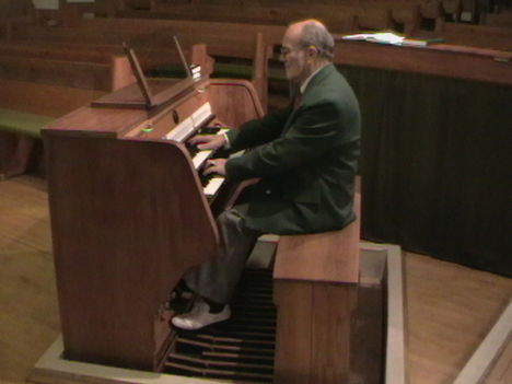 Az Újpesti gyülekezet orgonájánál