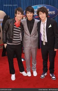 jonas-brothers-meet-the-robinsons-world-premiere-FqefGZ