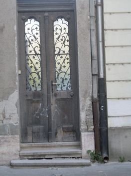 Már lebontották mellőle az épületet,hogy az ajtóval mi lessz?