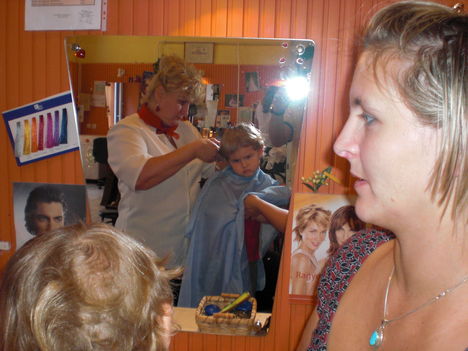 Nagymama vágja Otisz haját