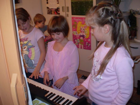 Dominika, Niki és Klaudia a zongoránál