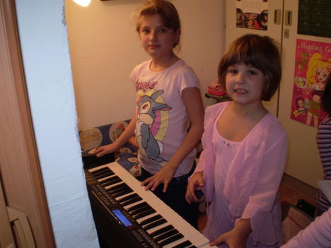 Niki és Klaudia a zongoránál