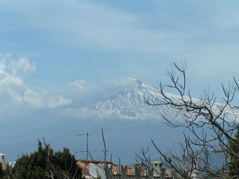 Szicilia,az Etna marciusban Taormina egyik teraszarol tekintve