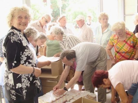 EU segély oszt a Nyugdijasklubok és Idősek "Életet az Éveknek Bp-i szervezete. 4