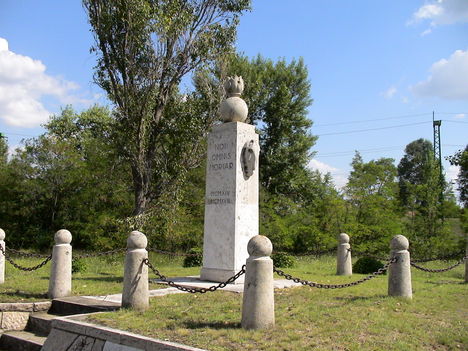 Az I.világháborúban elesett komáromi lovasezred katonáinak tiszteletére állított emlékmű, Komáromnál