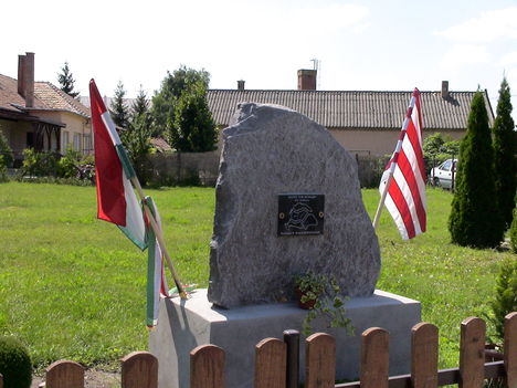 Trianoni emlékmű komárom esztergom megyében Bana községben