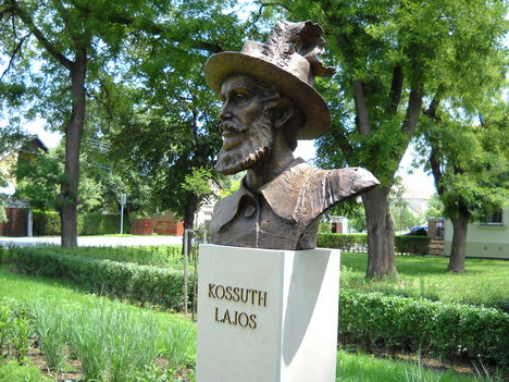 Kussuth lajos mellszobra, Kiszombor községben,