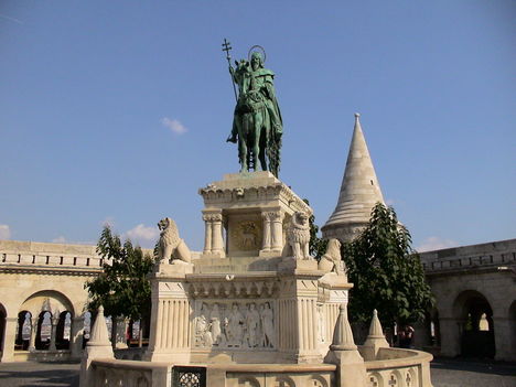 Szent István király lovas szobra  a mátyás templom előtt, háttérben a halászbástya