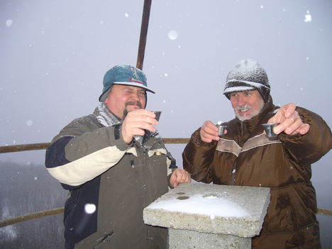 2009  decebber  19 ÉRDI BARÁTAINK  A BOROSPINCÉNKBE 030