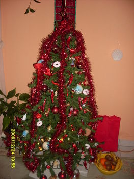 Piros díszekkel van tele a karácsonyfánk ezért piros karácsonyfa