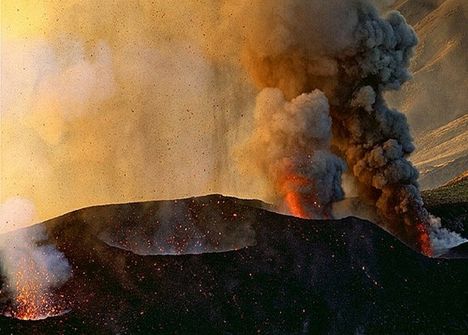A dühöngő Etna vulkán Szicíliában