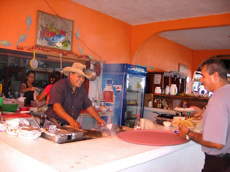 egy mexikói étterem színes belső tere