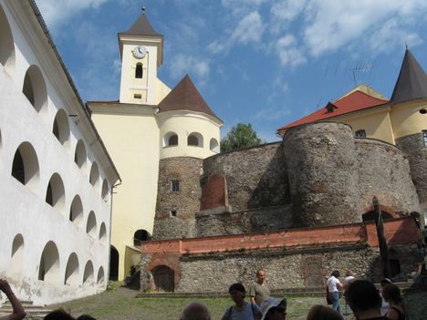 K_a 238_Munkács_Vár alsó udvar várfallal