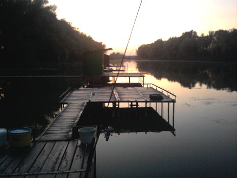 A naplementében a tó