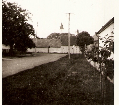 Kossuth utca eleje, háttérben a templom régi-új tornyával, 1980-as évek eleje. /Kép: Gänszler Gábor/