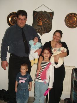 2009. karácsonya, immáron négy unokám van, Dóra Erika, Imre Patrik, Kevin János, Kristóf Lóránt - édesanyjuk helyett Regina lányom látható a képen a gyermekek apjával, Imrével