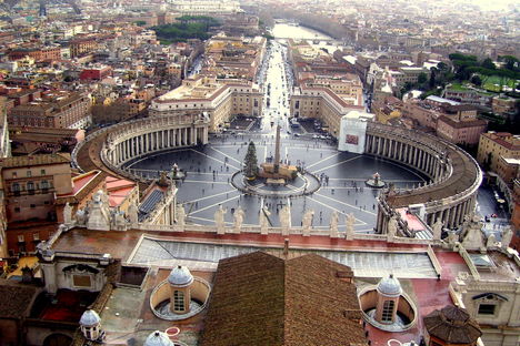 Kilátás a Bazilika kupolájáról a  Szent  Péter  térre