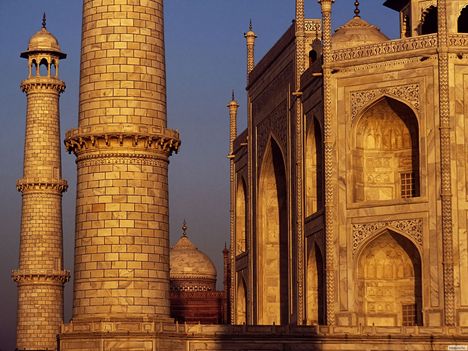 A napfelkelte fényei, Taj Mahal, India[1]