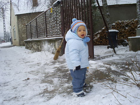 Dani találkozása a hóval.