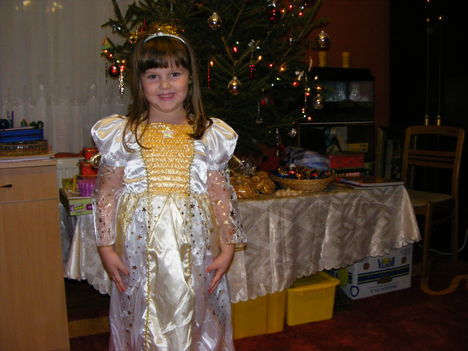 2009. karácsonykor angyalka ruhában