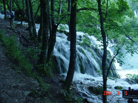 Vízesés a fák között Plitvice