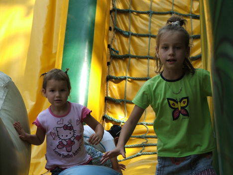 Fanni és Liuka ugróvárban 2009 myár