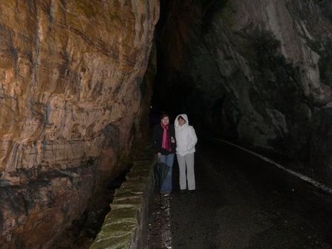 A Garda-tó felett egy barlag mélyén