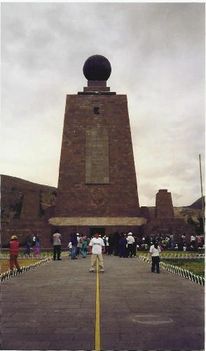 2515948-Mitad_del_Mundo-Quito