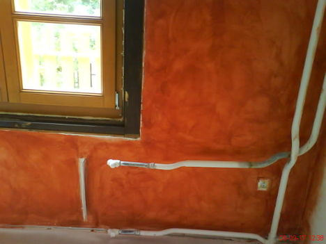 La Maison falfelület.Paks